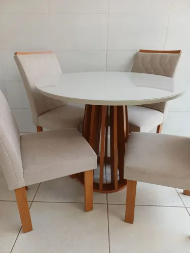 Mesa com 4 cadeiras sala de jantar