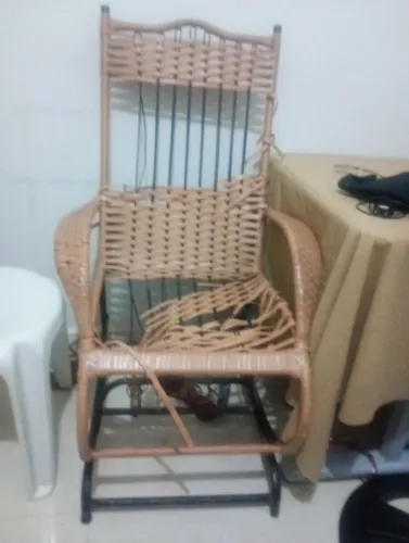 Cadeira balanço danificada