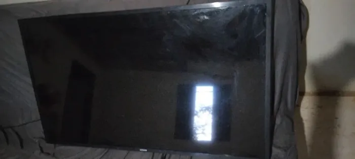 Vendo TV Samsung 43 smart pra retirada de peças a tela ficou preta