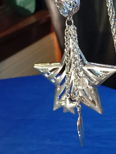 Vendo cordão de metal prateado com pingente diferenciado mede 46cm com os pingentes 