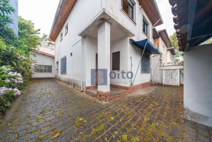 Casa localizada em rua residencial, arborizada e fechada por portões nas duas extremidades