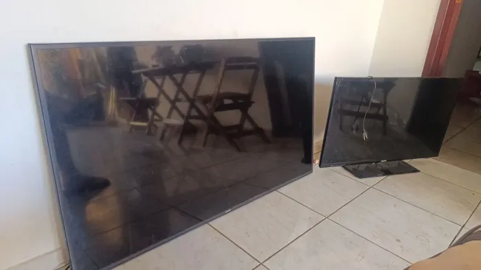 Smart TV Samsung 55" + TV Semp Toshiba 40" com defeito (para conserto ou retirada de peça)