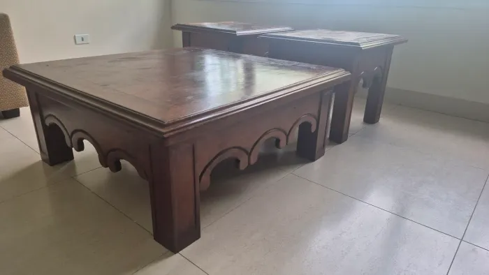 Mesa de centro e duas mesinhas