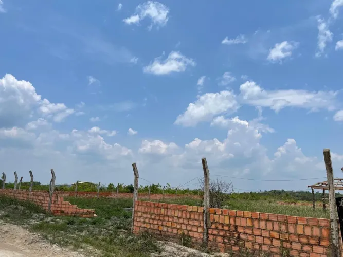 Vende terreno 30x40. Todo murado. Km13 sentido Humaitá. Aceito pagamento no cartão