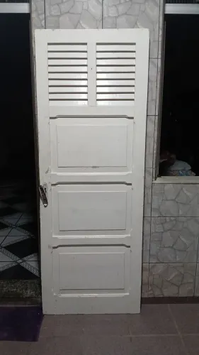 Porta de madeira com aduela