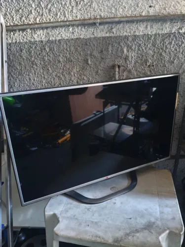 Vendo Televisão LG 42 polegadas (NÃO É SMART) * Precisa de concerto barato
