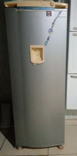 Geladeira só congela um lado do congelador. Acho que é o gaz. 180 já no precinho