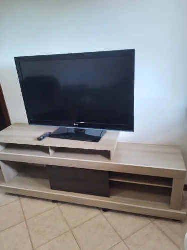 Televisão LG 42" (Não é Smart mas vai com Chrome Cast)