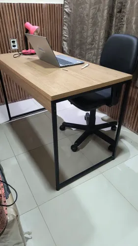 Mesa de escritório com cadeira