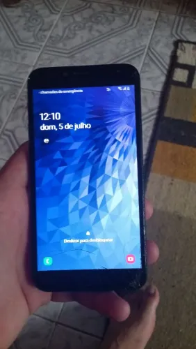 Celular j4