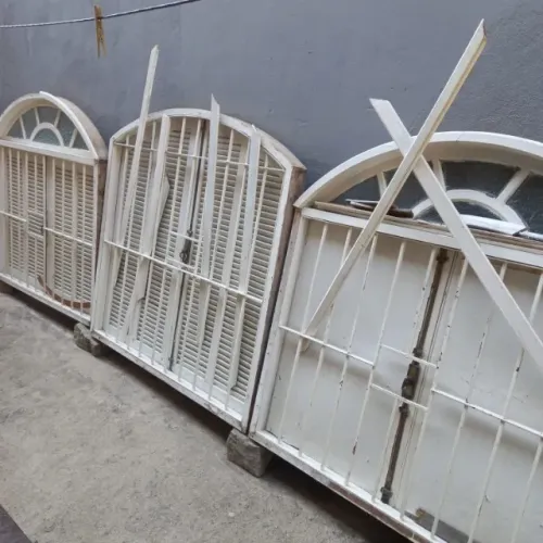 3 janelas de madeira com grade