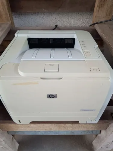 Vendo Impressora HP Laserjet P2035, monocromática funcionando com toner reserva.
