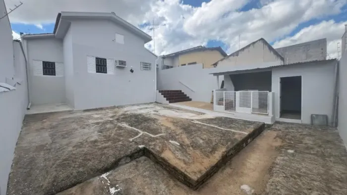 Aluga casa térrea 5 min Cambuí - reformada, suíte, ar condicionado e quintal (IMOBILIÁRIA)