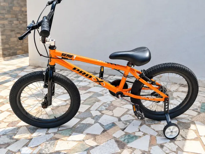 Bicicleta Infantil BMX Laranja com Rodinhas - R$ 600