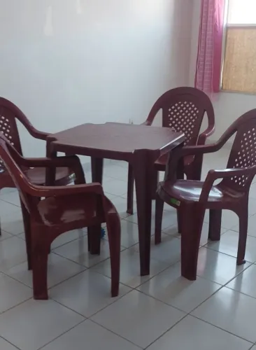 Conjunto de mesa com cadeira semi nova