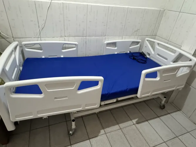 Cama hospitalar com quatro movimentos 