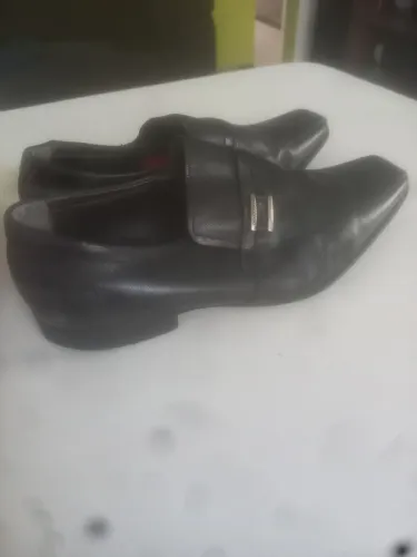 DOIS PARES DE SAPATOS 60,00 CADA