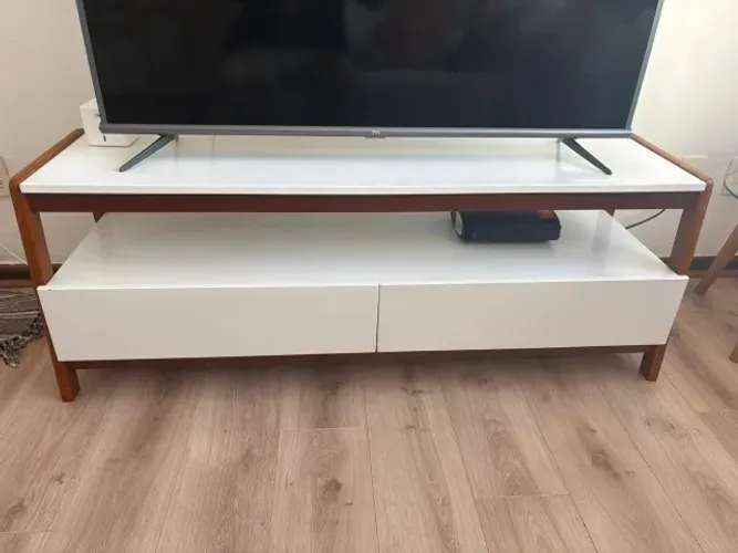 Rack de TV Tok&Stok em laca e madeira, 2 gavetas