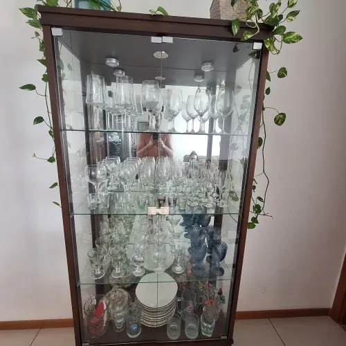 Cristaleira em madeira