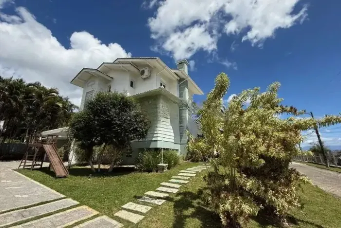 CASA ALTO PADÃO, 4 DORMITORIOS EM CONDOMINIO FECHADO NO CACUPÉ FLORIANOPOLIS
