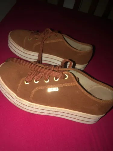 Tenis marrom 