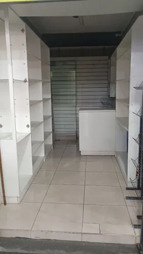 Prateleiras, balcão em mdf e expositores