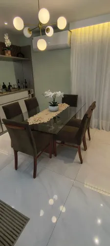 Mesa de jantar em vidro com 6 cadeiras