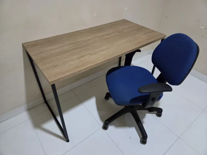 Mesa e cadeira de escritório 
