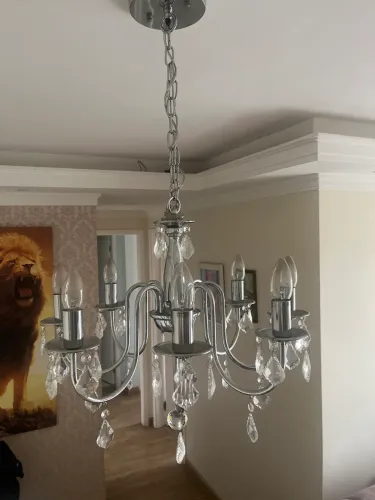 Este lustre de cristal estilo Maria Tereza cromado possui 8 braços