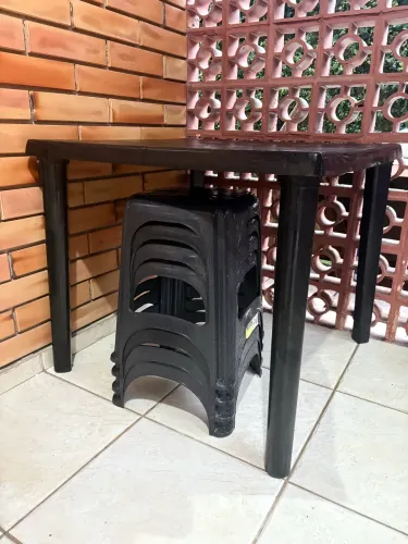 Mesa desmontável com 4 banquetas