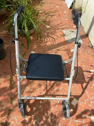 Andador para idosos, muito novo e bem conservado! Com um mês apenas de uso.
