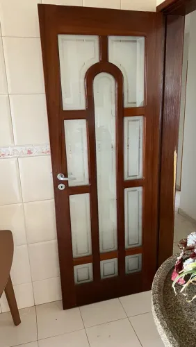 Porta de Madeira com Vidros Decorados - Estilo Clássico
