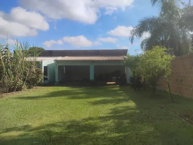Casa confortável com uma suíte mais um quarto e banheiro social. 