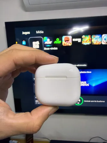 AirPods 4.
