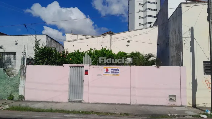Casa Plana c/ 360m² de área total, c/ ótima localização próx. á Av. Aguanambi, 03 qts, var