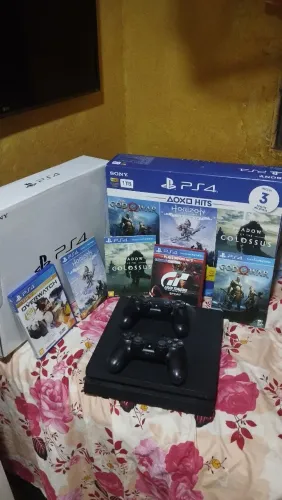 Ps4 1 terá de hd muito conservado funcionando perfeitamente 2 controle 