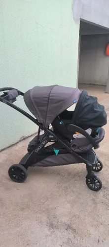 Carrinho de bebê para duas crianças com bebê conforto e isofix em ótimo estado