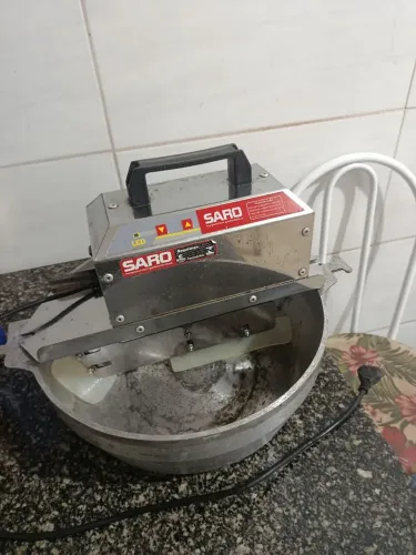 Pamela misturadora elétrica 10 litros. Ótima para preparar recheios e massas em grande .