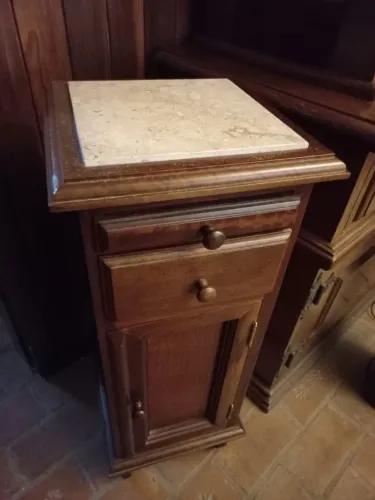Armário Auxiliar / Mesa de Canto em Madeira - Estilo Clássico