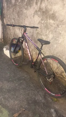 Vendo uma bicicleta, pouco tempo de uso, interessados chamar nesse número *