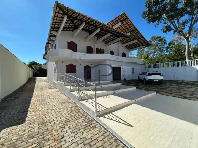 Aluga-se Sobrado Colonial Moderno com Área Verde na QL 2 do Lago Sul para Comércio ou Resi
