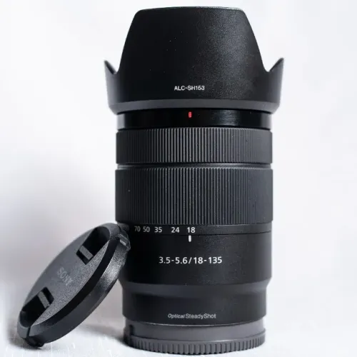 Lente Sony 18-135mm OSS