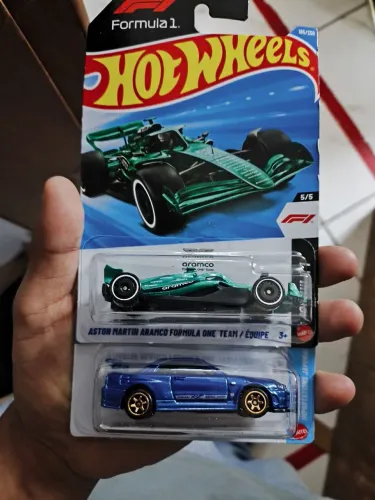 Hotwheels r34 skyline azul e Aston Martin formula 1 2 unidades de cada 55 cada