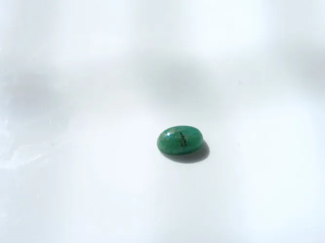 Esmeralda natural oval cabochon. 1,55 cts 9x6x4 mm