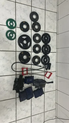 Anilhas de 5 e 3 kg mais tornozeleiras