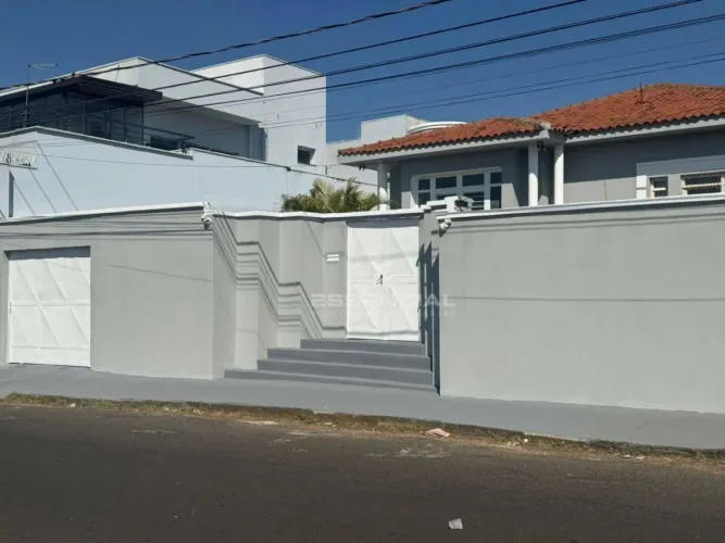 Casa com 4 dormitórios à venda, 308 m² por R$ 990.000,00 - Centro - Botucatu/SP