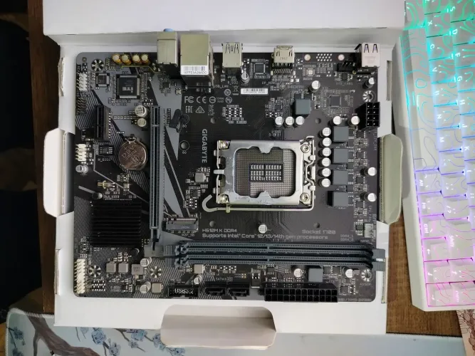 Placa mãe DDR4 LGA1700 H610M gigabyte