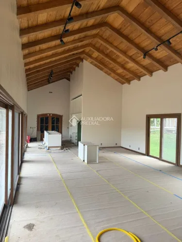 Casa em condomínio fechado em Ratones, local tranquilo fácil acesso.