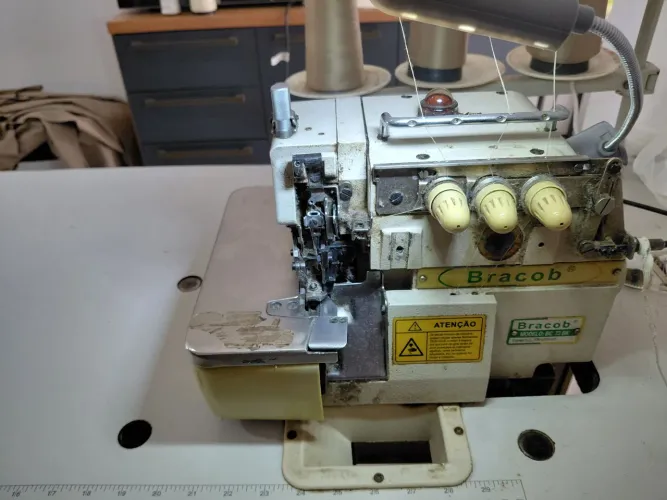 Máquina de costura industrial overlok