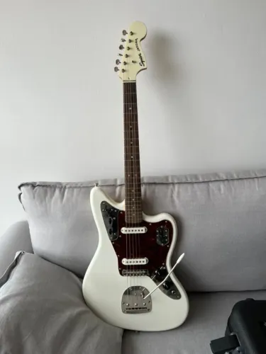 Guitarra Squier by Fender Jaguar
